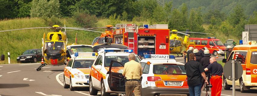 Schwerer Unfall mit Reisebus Lohmar Donrather Dreieck P127.JPG